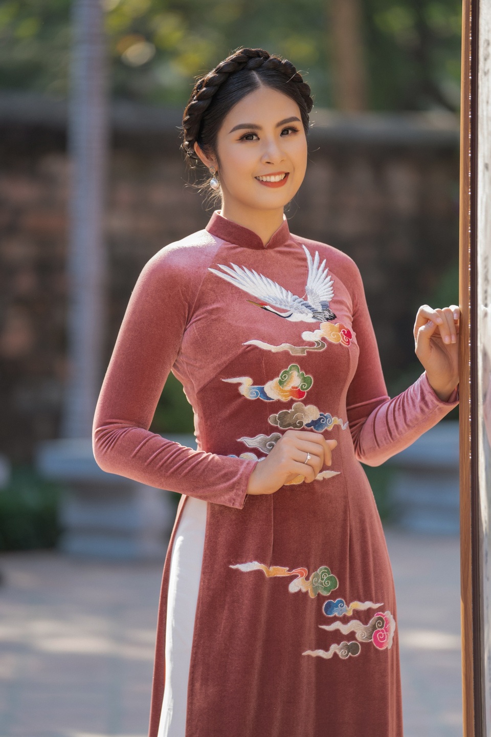 Hoa hậu Ngọc Hân mặc áo dài, dạo Văn Miếu ngày đầu năm - 17 Hoa hậu Ngọc Hân mặc áo dài, dạo Văn Miếu ngày đầu năm - 17