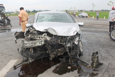 Xe con nát bét đầu sau cú tông ngang xe khách