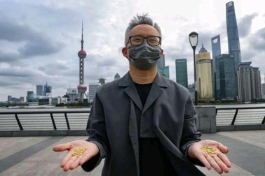 Người đàn ông Trung Quốc ném 1.000 hạt vàng nguyên chất xuống sông