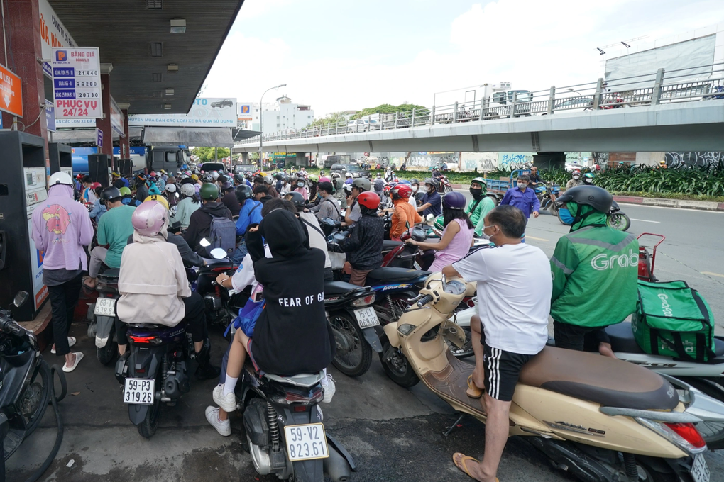Tài xế công nghệ hủy chuyến, nhiều người tắt app vì hết xăng - 3 Tài xế công nghệ hủy chuyến, nhiều người tắt app vì hết xăng - 3