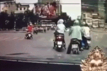 Clip “xe buýt chạy ẩu suýt gây tai nạn” nổi bật nhất tuần qua