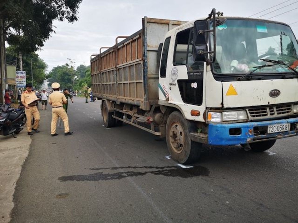 2 nữ sinh bị xe tải cán chết trên đường đến trường - 2 2 nữ sinh bị xe tải cán chết trên đường đến trường - 2