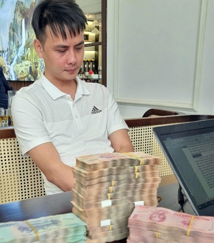 نوجوان عاشق کی جانب سے حساس کلپ کے ذریعے خاتون کو بلیک میل کیا گیا - 1 Người phụ nữ bị tình trẻ tống tiền bằng clip nhạy cảm - 1