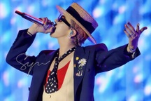 Biểu diễn tại Việt Nam, G-Dragon gây sốt khi đeo trang sức hơn 10 tỷ đồng