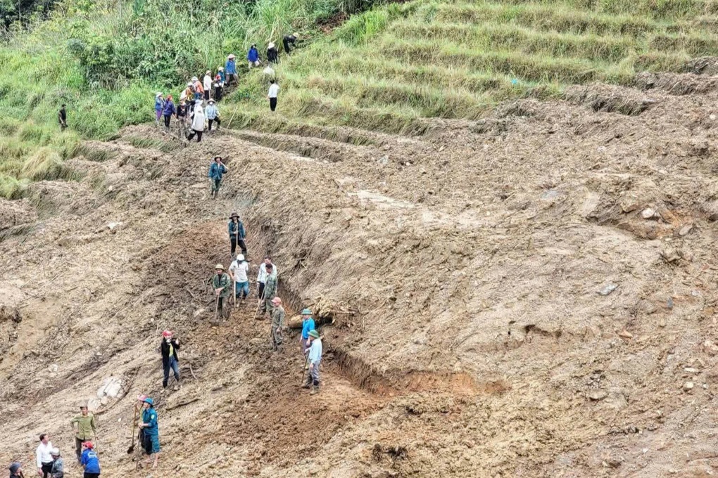 Hơn 100 người mở đường mòn, gùi hàng tiếp tế cho 1.700 nhân khẩu bị cô lập - 1 Hơn 100 người mở đường mòn, gùi hàng tiếp tế cho 1.700 nhân khẩu bị cô lập - 1