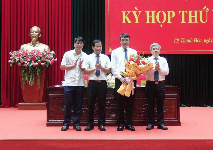 Ông Trần Anh Chung, tân Chủ tịch UBND TP Thanh Hóa nhận hoa chúc mừng tại buổi lễ