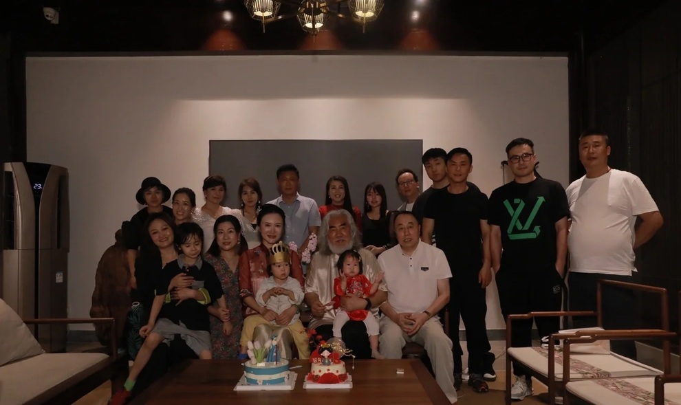 Ở tuổi 70, đạo diễn phim võ hiệp Trương Kỷ Trung mừng con gái tròn một tuổi - 8 Ở tuổi 70, đạo diễn phim võ hiệp Trương Kỷ Trung mừng con gái tròn một tuổi - 8