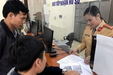 Hà Nội: Đi đăng ký xe, để quên túi xách có 100 triệu đồng