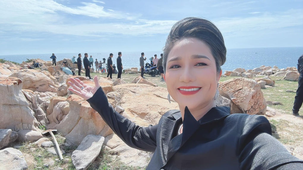 Cát Tường sợ chết vì phải mang giày cao gót đánh nhau trên vách đá - 1 Cát Tường sợ chết vì phải mang giày cao gót đánh nhau trên vách đá - 1