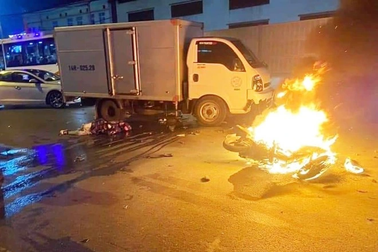 Xe máy bốc cháy dữ dội sau khi đâm liên tiếp 2 ô tô