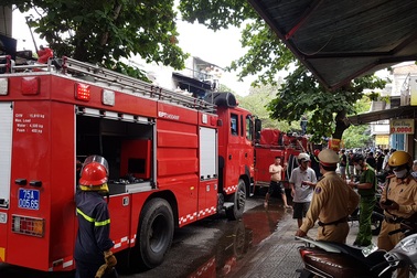 Ngôi nhà 2 tầng bốc cháy, 1 chiến sĩ bị thương khi dập lửa