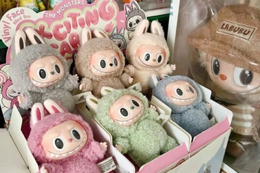 Cơn sốt đồ chơi Labubu: Hàng trăm người ở TPHCM thức xuyên đêm săn hàng