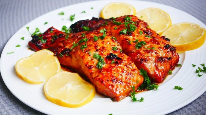 Cá hồi là nguồn cung cấp tuyệt vời không chỉ protein mà còn các vitamin và khoáng chất quan trọng khác giúp cơ thể phát triển và khỏe mạnh. (Ảnh minh hoạ)