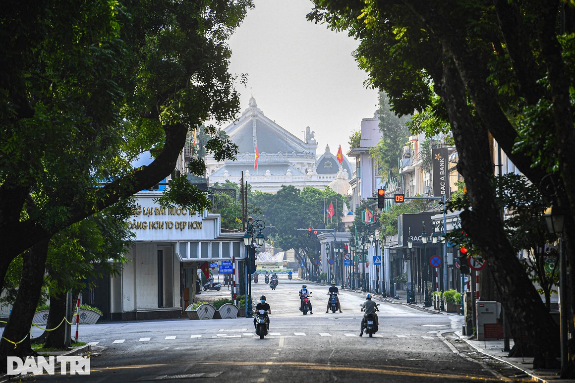 Hà Nội ngày đầu thực hiện Chỉ thị 16: Đường phố vắng, chợ dân sinh đông đúc - 3 Hà Nội ngày đầu thực hiện Chỉ thị 16: Đường phố vắng, chợ dân sinh đông đúc - 3