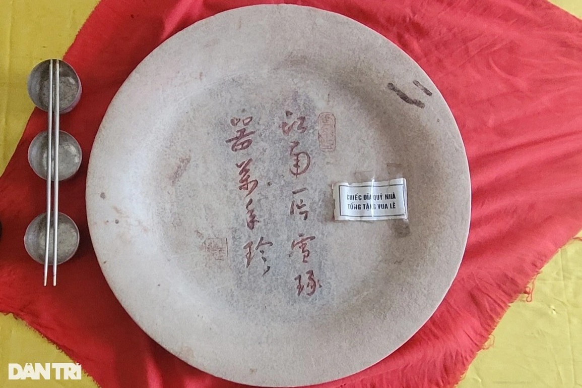 Bí ẩn đĩa đá cổ và đôi đũa thử độc của vua Lê - 4 Bí ẩn đĩa đá cổ và đôi đũa thử độc của vua Lê - 4