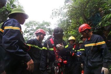 Huy động Binh chủng hóa học giải cứu 3 người mắc kẹt dưới hang sâu