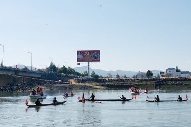 Độc đáo hội đua thuyền độc mộc trên "dòng sông chảy ngược"