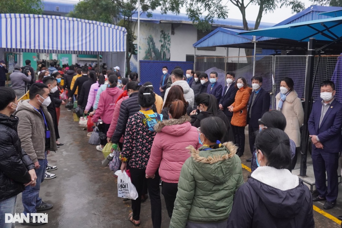 Công nhân phấn khởi trở lại làm việc, đặt nhiều kỳ vọng trong năm mới - 2 Công nhân phấn khởi trở lại làm việc, đặt nhiều kỳ vọng trong năm mới - 2