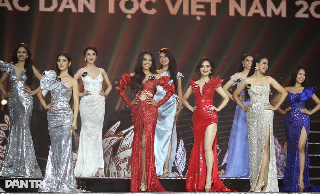 Hoa hậu Nông Thúy Hằng vướng tin đồn khai gian chiều cao, giám khảo nói gì? - 3 Hoa hậu Nông Thúy Hằng vướng tin đồn khai gian chiều cao, giám khảo nói gì? - 3