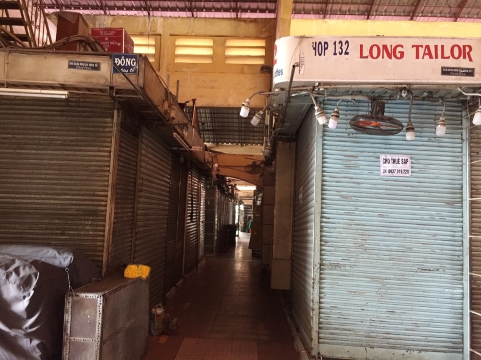 Hàng loạt quầy, sạp tại chợ Bến Thành vẫn “cửa đóng, then cài” vì ế khách - 4 Hàng loạt quầy, sạp tại chợ Bến Thành vẫn “cửa đóng, then cài” vì ế khách - 4
