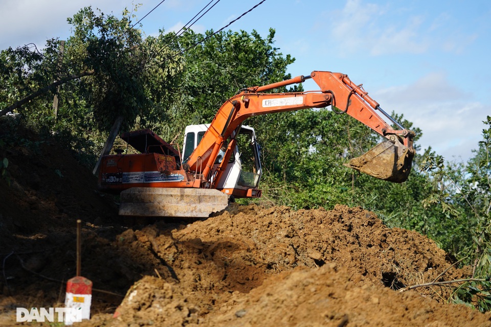 Gấp rút thông đường vào hiện trường tìm kiếm hơn 40 người bị vùi lấp - 2 Gấp rút thông đường vào hiện trường tìm kiếm hơn 40 người bị vùi lấp - 2