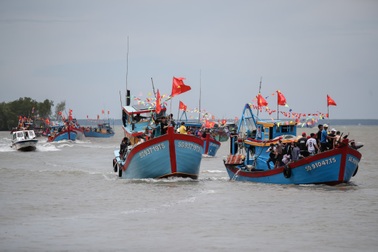 Hàng nghìn người dân đổ ra đường đón đoàn rước Nghinh Ông