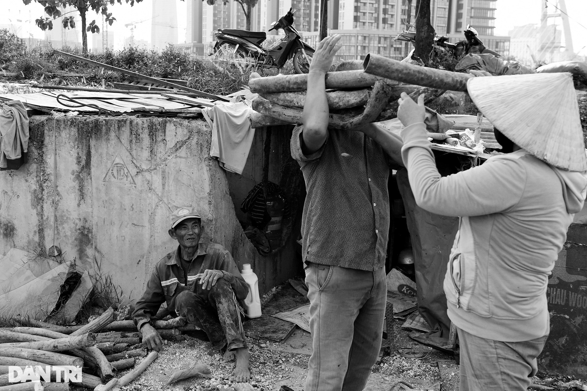 Ông lão 65 tuổi hơn 20 năm mót sắt ở Sài Gòn - 9 Ông lão 65 tuổi hơn 20 năm mót sắt ở Sài Gòn - 9