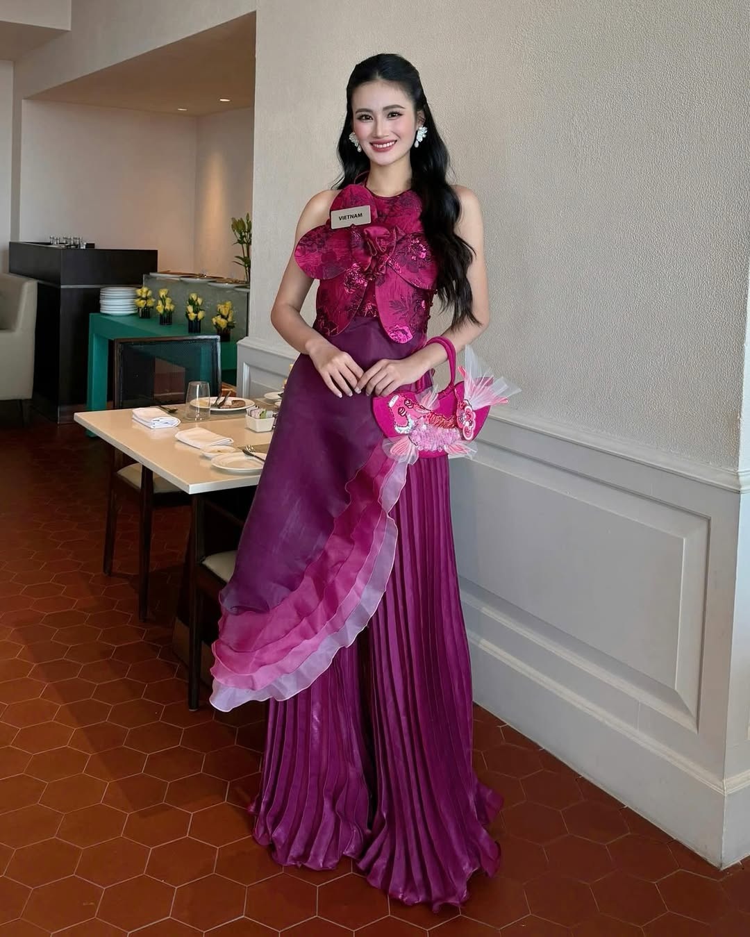Huynh Tran Y Nhi ទទួលបានពិន្ទុក្នុងការប្រលងបវរកញ្ញាពិភពលោក ដោយសារជំនាញពិសេស - ៣ Huỳnh Trần Ý Nhi ghi điểm ở cuộc thi Hoa hậu Thế giới nhờ kỹ năng đặc biệt - 3