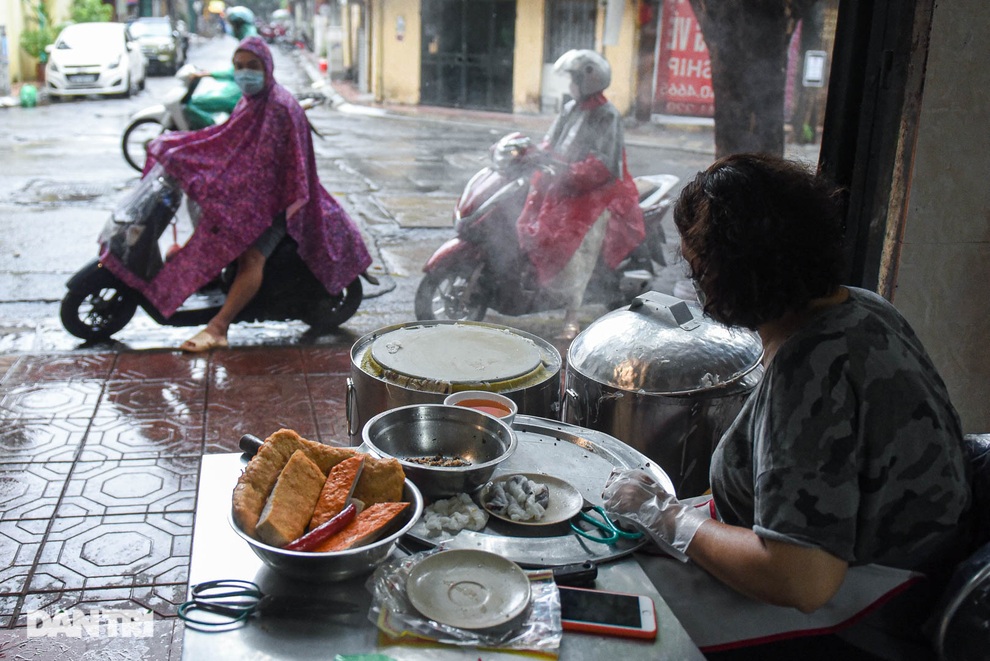 Chủ quán bánh cuốn 3 đời đông khách tiết lộ bí quyết là... chiếc cối đá - 10 Chủ quán bánh cuốn 3 đời đông khách tiết lộ bí quyết là... chiếc cối đá - 10