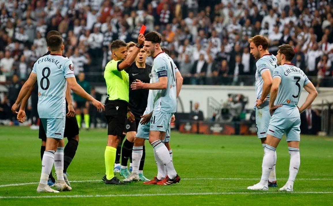 CĐV xuống sân ăn mừng Frankfurt vào chung kết Europa League sau 42 năm - 4 CĐV xuống sân ăn mừng Frankfurt vào chung kết Europa League sau 42 năm - 4