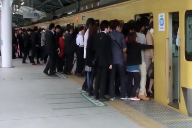 Choáng với cảnh nhồi nhét khách lên tàu điện tại Nhật Bản