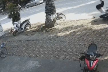 Hãi hùng ô tô lao như tên bắn, tông văng người đi xe máy lên vỉa hè