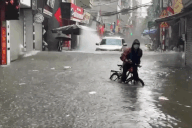 Lái xe nhanh qua chỗ ngập nước: Đừng chỉ vì mình mà gây hại cho người khác