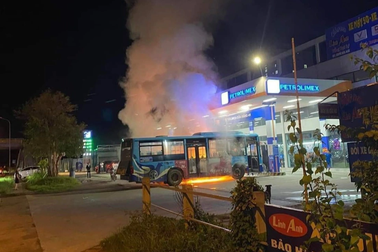 Xe buýt bốc cháy ngùn ngụt bên trong cây xăng ở Hà Nội