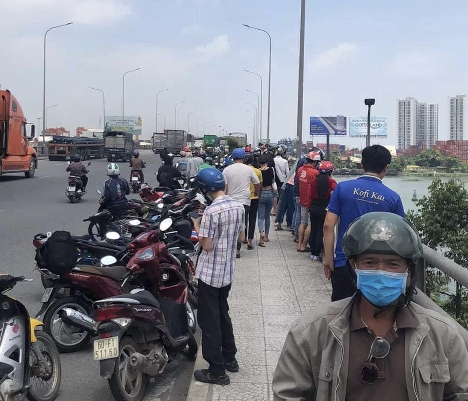 Thi thể nam giới cháy đen dưới gầm cầu - 2