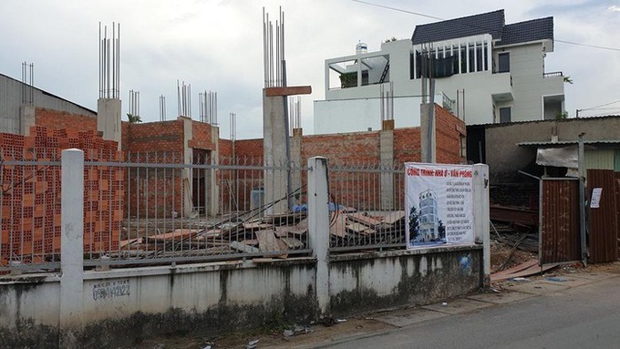 Điều tra nguyên nhân, 3 người thương vong khi đang trộn bê tông - Ảnh 1. Điều tra nguyên nhân, 3 người thương vong khi đang trộn bê tông - Ảnh 1.