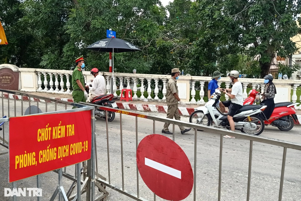 Chưa tiêm đủ 2 liều vaccine, nhiều người phải quay đầu khi vào vùng đỏ - 2