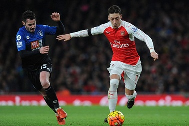 Mesut Ozil phá kỷ lục kiến tạo của Henry