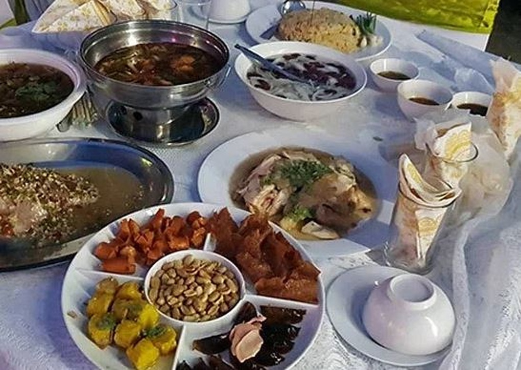 Trúng số độc đắc, người đàn ông ở Thái Lan bày 200 bàn tiệc ở nghĩa địa - 1