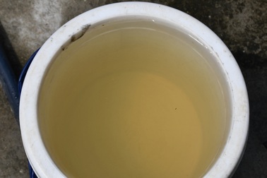 Nước giếng bất ngờ đổi màu, bốc mùi khét