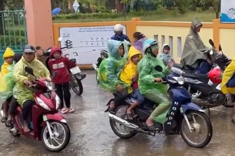 Vụ 40 học sinh nhập viện: Nữ phó hiệu trưởng trở lại, phụ huynh đưa con về