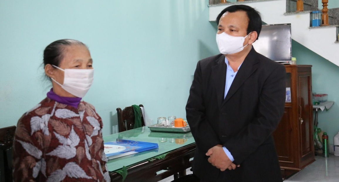 EVNCPC Đà Nẵng: Thăm, tặng quà 46 hộ khó khăn tại 5 xã của huyện Hòa Vang - 5 EVNCPC Đà Nẵng: Thăm, tặng quà 46 hộ khó khăn tại 5 xã của huyện Hòa Vang - 5