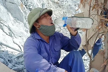 Vất vả nghề "xẻ đá" giữa nắng gắt miền Trung