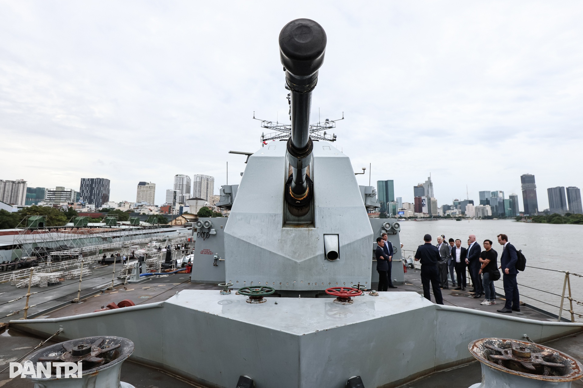 Dàn vũ khí tối tân của tàu Hải quân Hoàng gia Anh vừa cập bến Nhà Rồng - 2