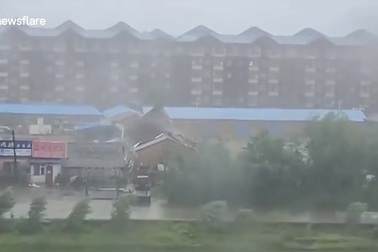 Khoảnh khắc cơn bão "xé toạc" phần mái của tòa nhà ở Trung Quốc