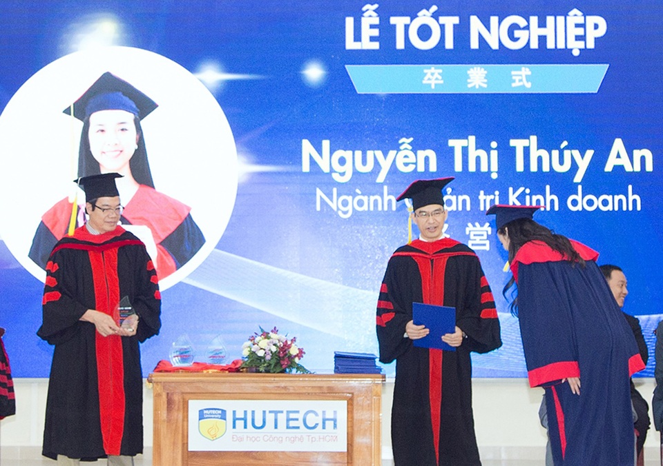 Á hậu Thúy An xinh đẹp rạng rỡ trong lễ tốt nghiệp đại học - 2 Á hậu Thúy An xinh đẹp rạng rỡ trong lễ tốt nghiệp đại học - 2