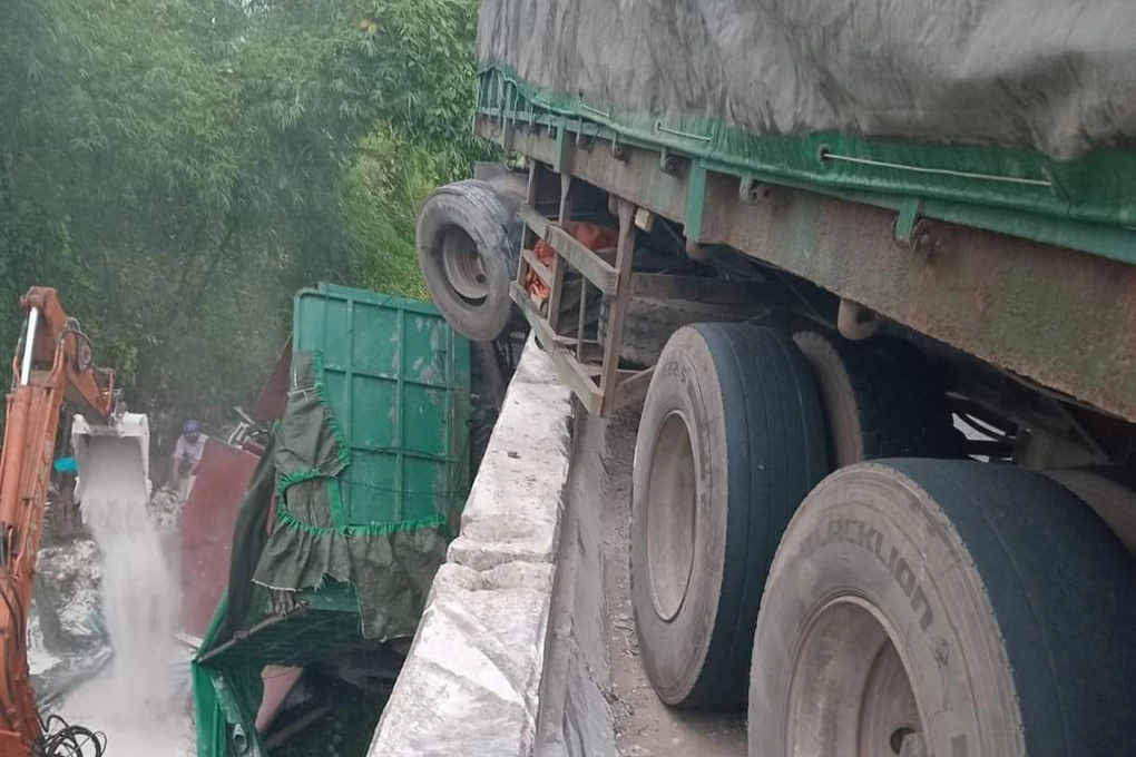 Xe đầu kéo treo lơ lửng trên cầu, tài xế mắc kẹt trong cabin - 1 Xe đầu kéo treo lơ lửng trên cầu, tài xế mắc kẹt trong cabin - 1