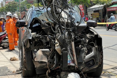 Xe bán tải húc gãy cột điện ở TPHCM, tài xế thiệt mạng