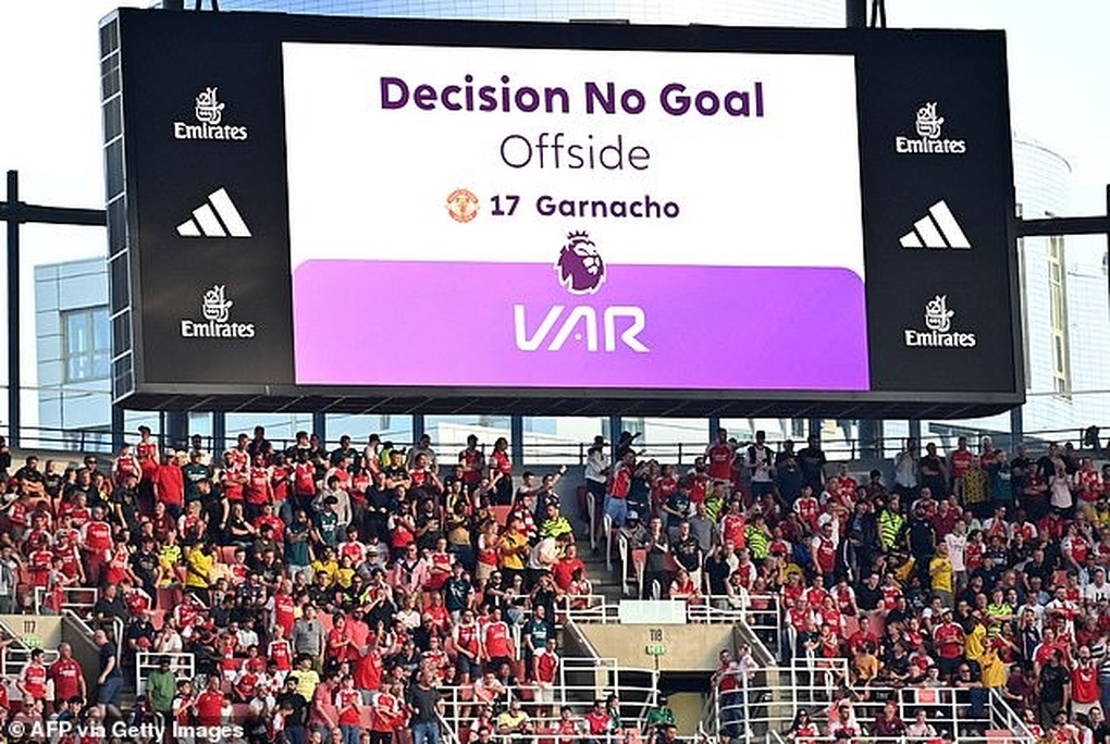 HLV Ten Hag tố công nghệ VAR khiến Man Utd thua cay đắng trước Arsenal - 2 HLV Ten Hag tố công nghệ VAR khiến Man Utd thua cay đắng trước Arsenal - 2