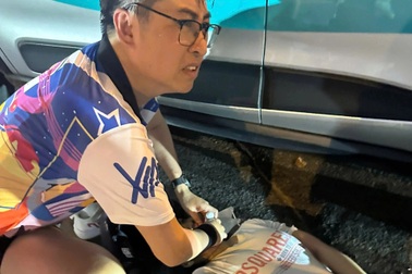 Hà Nội: Bác sĩ vô tình cứu cô gái gặp nạn và chiếc xe có dòng chữ lạ